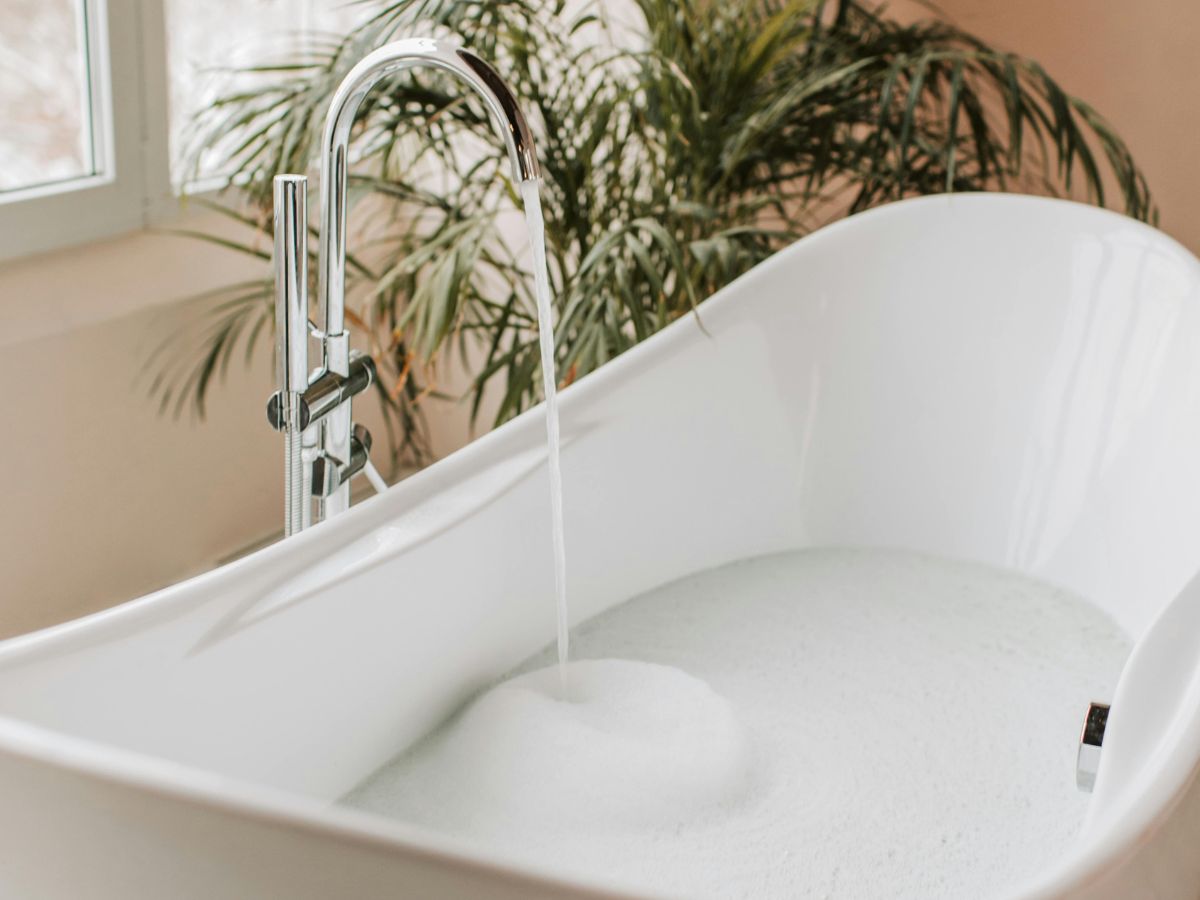 Filling a bath tub with clean water – visual of home plumbing in use.