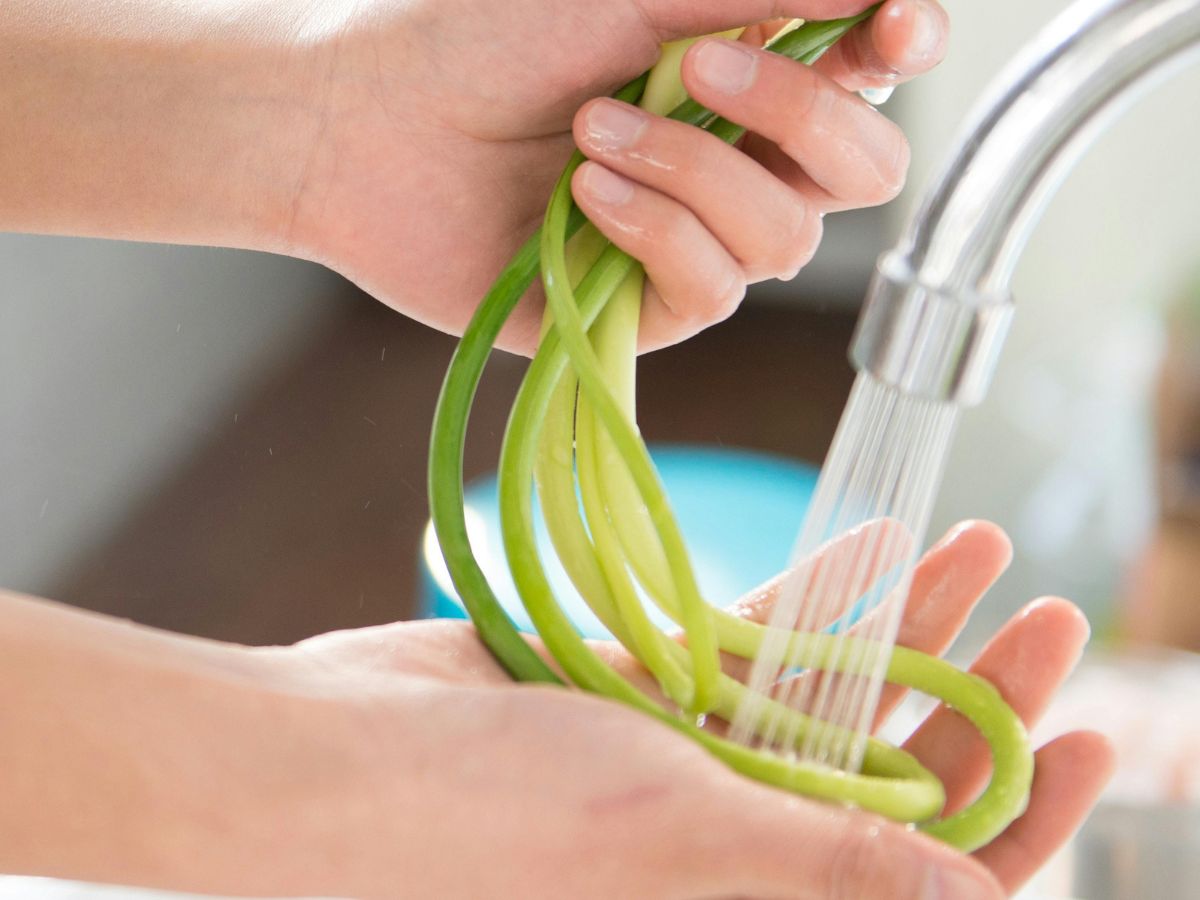 Rinsing green vegetables – food safety starts with clean rinse water.